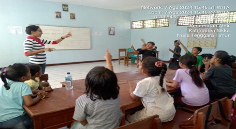 Keceriaan Anak-anak SDK Nangalimang di Balik Butiran Pasir: Menulis Huruf dengan Penuh Semangat