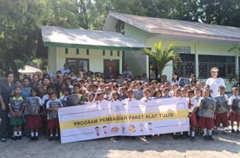 KASIH YANG MENGINSPIRASI: YAYASAN BENNY SUBIANTO DUKUNG PENDIDIKAN DI SDK MAUMERE 1