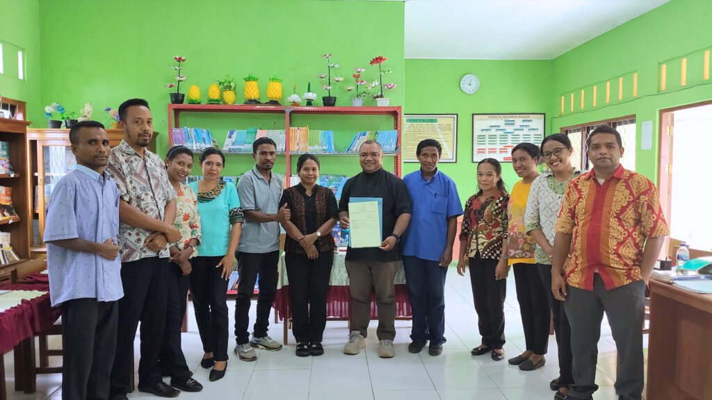 SMPK SANCTISSIMA TRINITAS BLORO SERAHKAN SERTIFIKAT TANAH KEPADA SANPUKAT