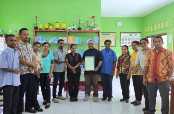 SMPK SANCTISSIMA TRINITAS BLORO SERAHKAN SERTIFIKAT TANAH KEPADA SANPUKAT