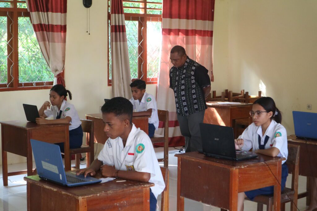 KETUA SANPUKAT PANTAU TKA DI SMPK SUPRA TALIBURA