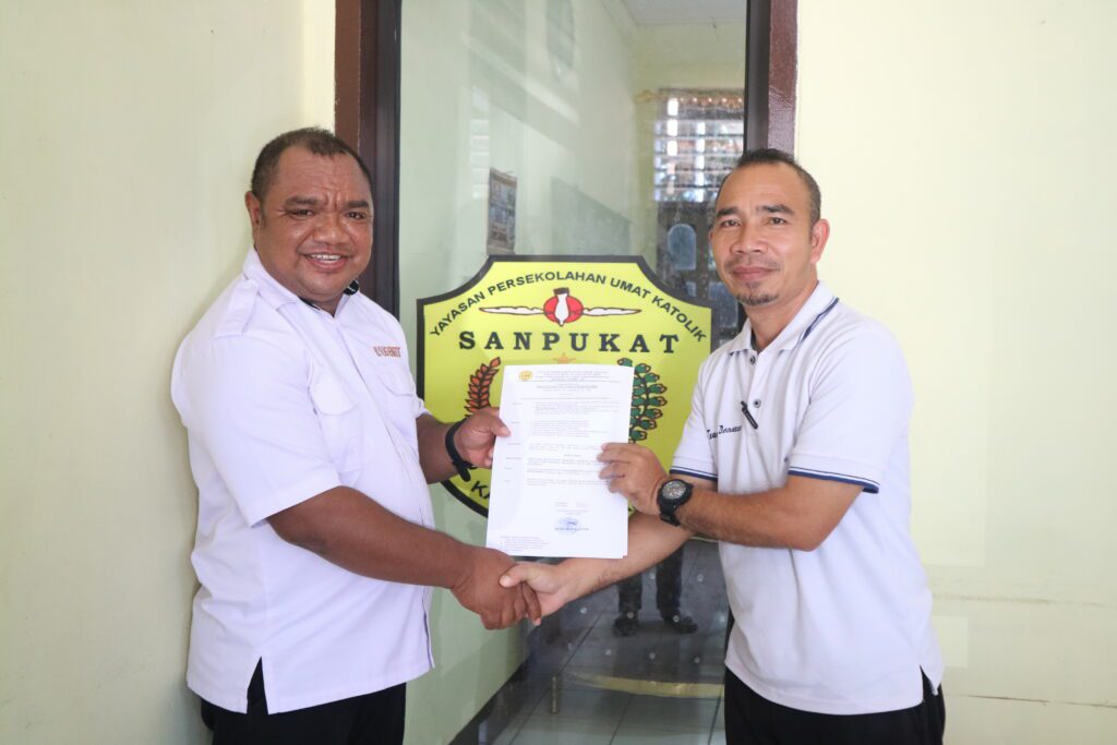 KETUA SANPUKAT KELUARKAN SK PERPANJANGAN MASA KEPEMIMPINAN DONATUS SALAM DI SDK MAUMERE IV