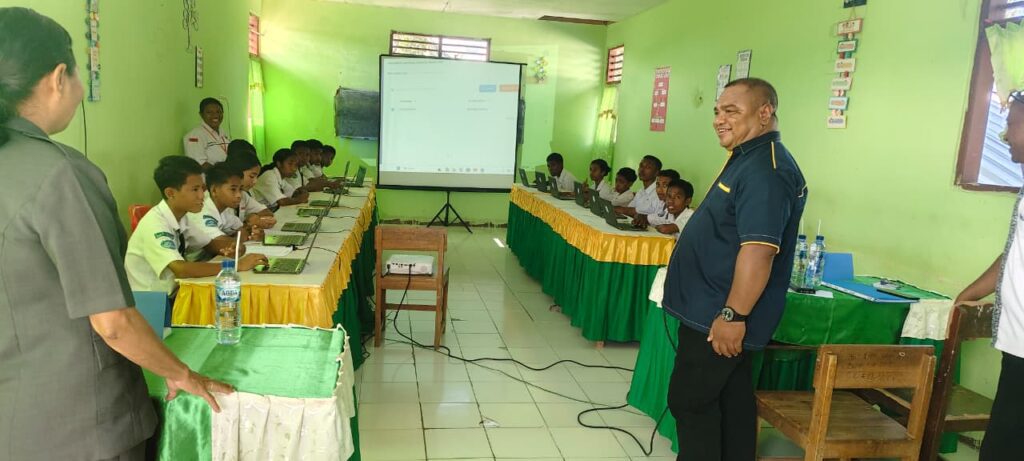 KETUA SANPUKAT KUNJUNGI ALMAMATER, PANTAU PELAKSANAAN TKA HARI PERTAMA