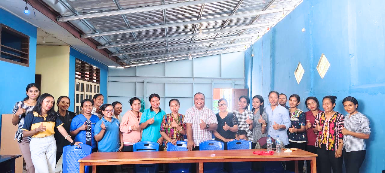 KETUA SANPUKAT SERAHKAN BANTUAN INSENTIF DAN PERBAIKAN ATAP DARI YPKAAR