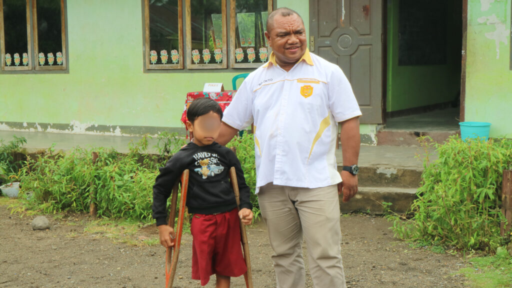 KETUA SANPUKAT SERAHKAN BANTUAN UNTUK SISWA PENYANDANG DISABILITAS