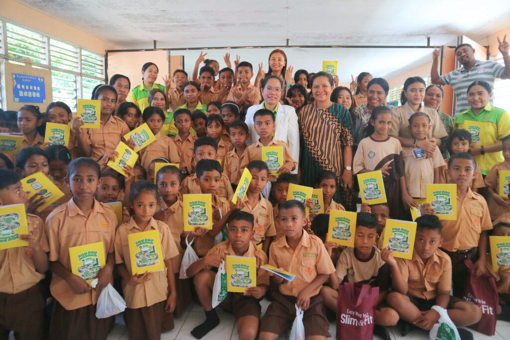 APOTEK K24 ALOK TIMUR BERBAGI 100 BUKU TULIS DAN EDUKASI KESEHATAN UNTUK MURID SDK BRAI