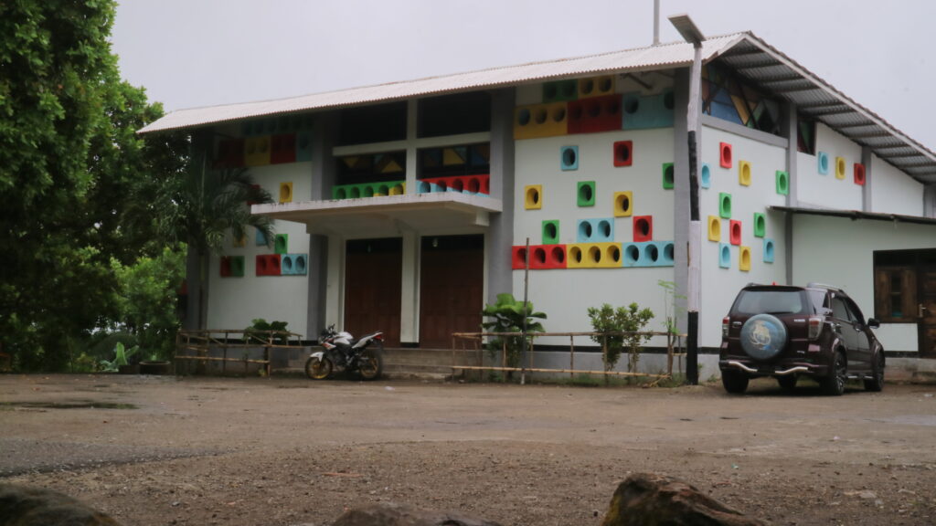 MENGAPA SEKOLAH-SEKOLAH SANPUKAT SELALU BERADA DI DEKAT GEREJA?