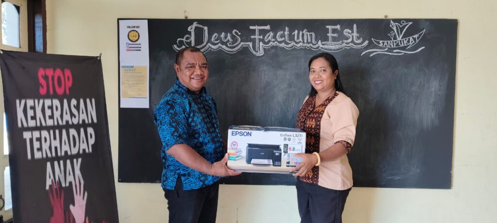KETUA SANPUKAT SERAHKAN BANTUAN PRINTER UNTUK TK LUSITADA