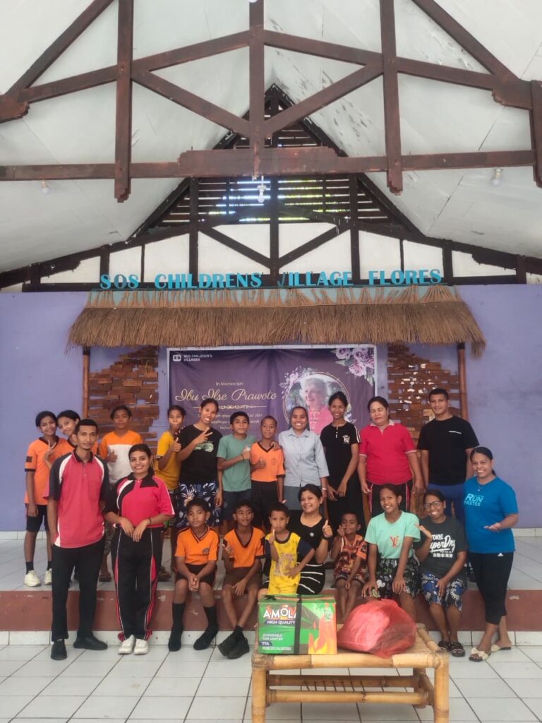 BELAJAR BERBAGI DARI HAL SEDERHANA, SDK MAUMERE III SALURKAN BANTUAN UNTUK ANAK-ANAK DI SOS WATURIA