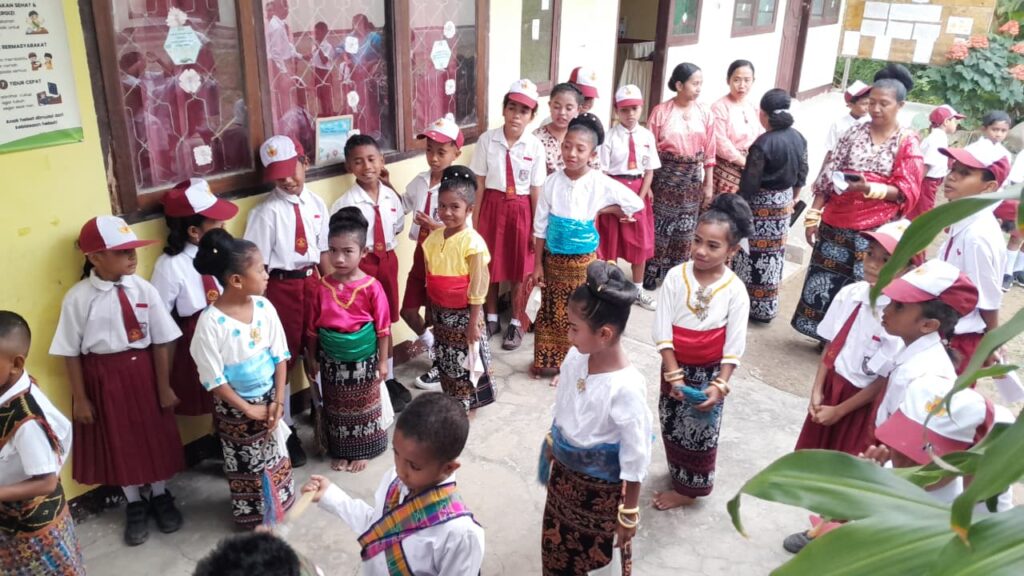 SDK KOTING DAN SMPK WATUKRUS BOLA ADAKAN MPLS DALAM NUANSA BUDAYA LOKAL SIKKA