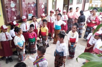 SDK KOTING DAN SMPK WATUKRUS BOLA ADAKAN MPLS DALAM NUANSA BUDAYA LOKAL SIKKA