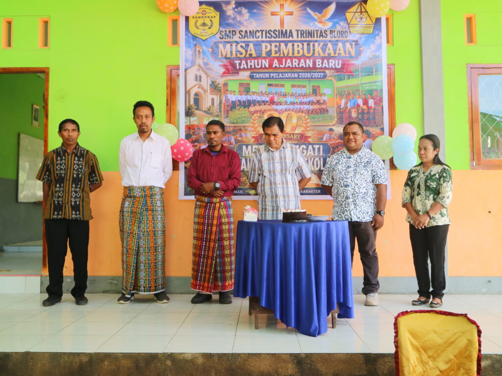 RAYAKAN DUA PULUH TAHUN SMPK SANCTISSIMA TRINITAS BLORO, KETUA SANPUKAT TEGASKAN SEKOLAH HARUS MENJADI TERANG DAN GARAM