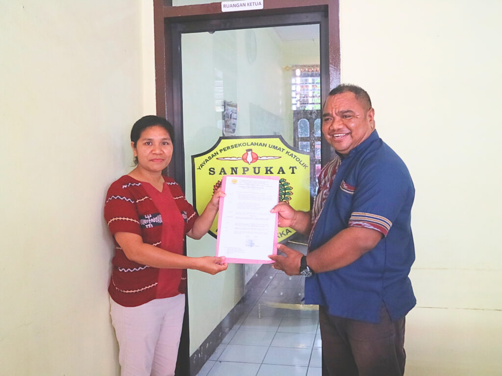 MARIA DENSIANA WATI RESMI PIMPIN TK STA. THERESIA KECIL WATUBLAPI