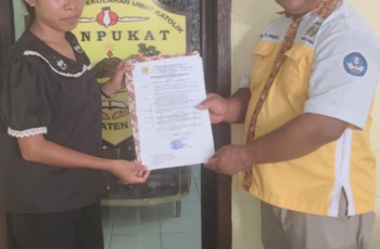 KETUA SANPUKAT SERAHKAN SK PLT KEPALA TK SAPANJAWA, REVITALISASI SEKOLAH TERUS BERJALAN DI TENGAH DAMPAK GEMPA