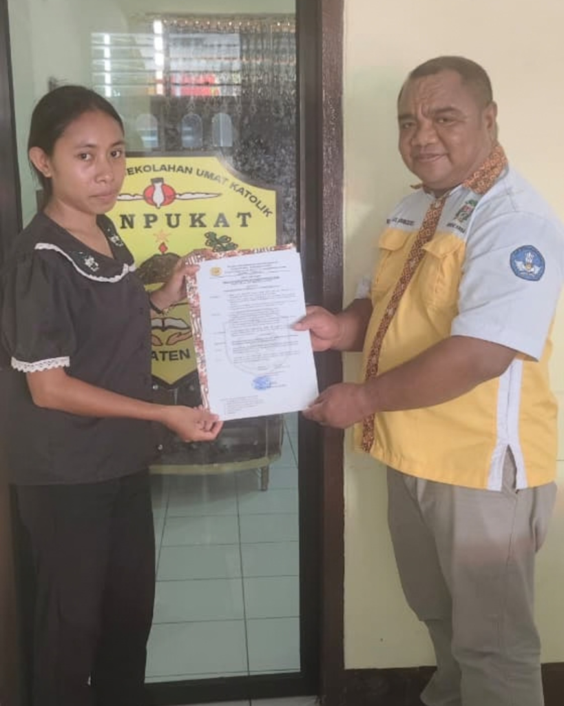 KETUA SANPUKAT SERAHKAN SK PLT KEPALA TK SAPANJAWA, REVITALISASI SEKOLAH TERUS BERJALAN DI TENGAH DAMPAK GEMPA