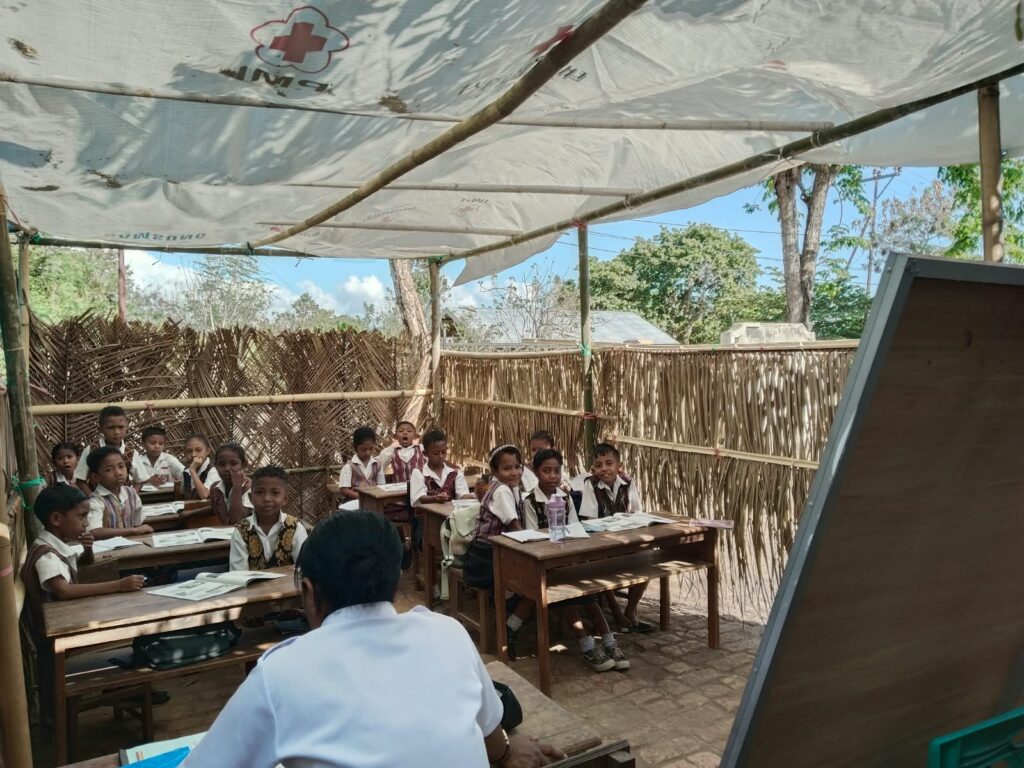 AKIBAT GEMPA 15 AGUSTUS 2026, SEKOLAH-SEKOLAH SANPUKAT ADAKAN KEGIATAN BELAJAR DI TENDA DARURAT