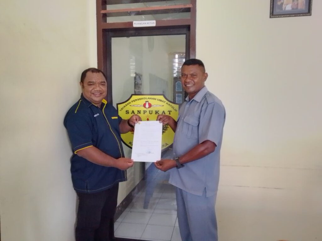 KETUA SANPUKAT SERAHKAN SK PLT KEPALA SDK ILI KEPADA FREDISIUS TABE MEGO