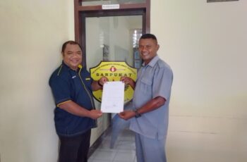 KETUA SANPUKAT SERAHKAN SK PLT KEPALA SDK ILI KEPADA FREDISIUS TABE MEGO