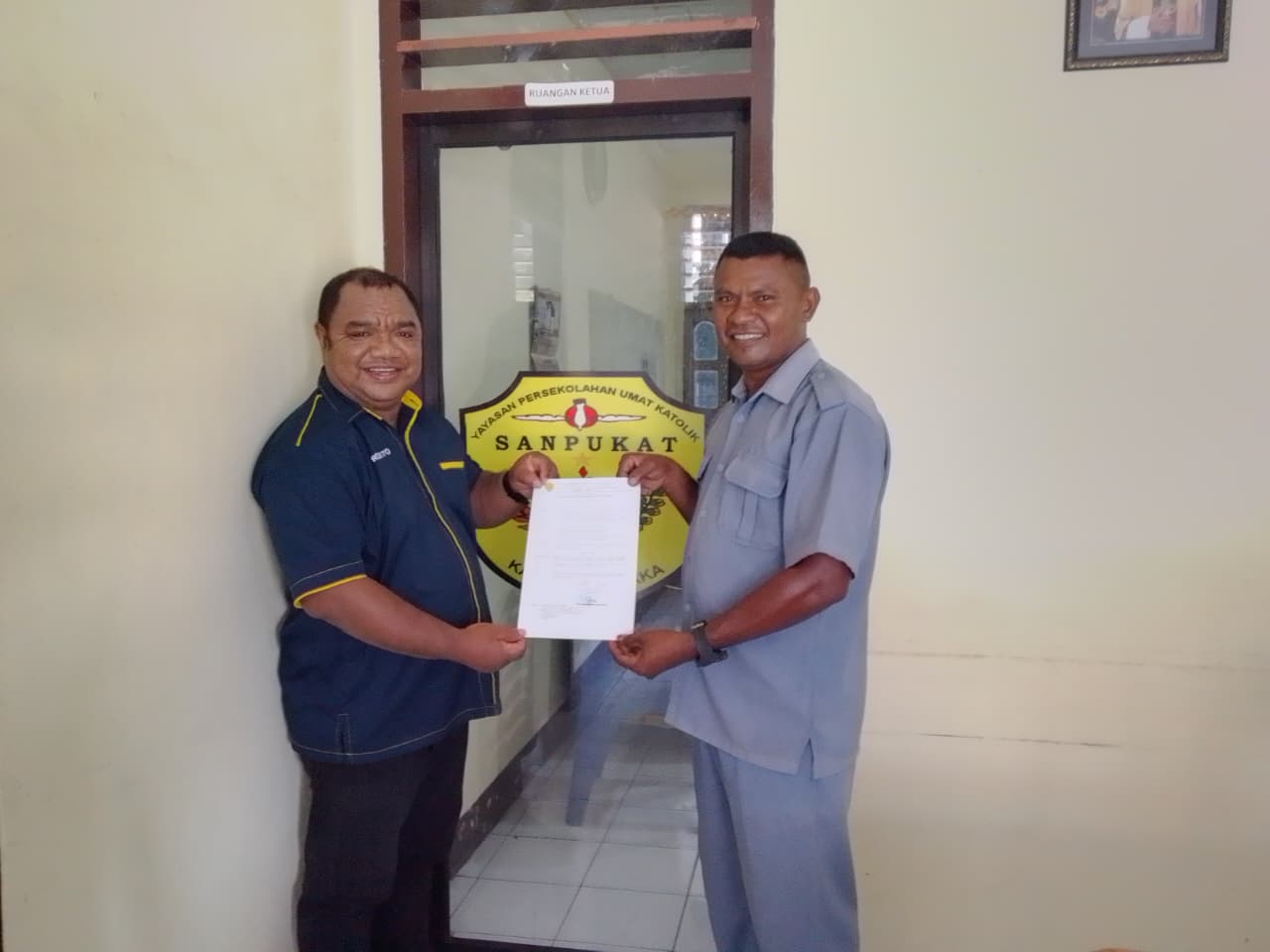 KETUA SANPUKAT SERAHKAN SK PLT KEPALA SDK ILI KEPADA FREDISIUS TABE MEGO