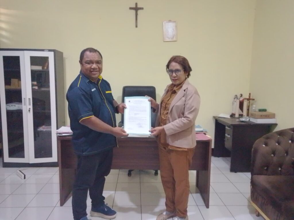 KETUA SANPUKAT SERAHKAN SK PLT KEPALA SDK LELA 1 KEPADA MARIA DUA ATE