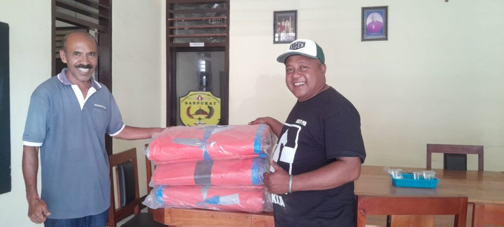 PDI PERJUANGAN SALURKAN BANTUAN TERPAL, KETUA SANPUKAT SAMPAIKAN TERIMA KASIH